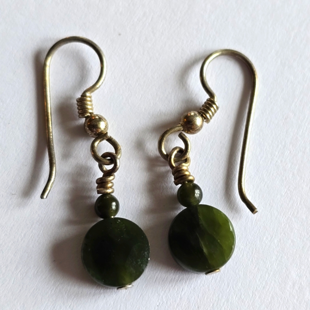 green stone earrings bead beaded silver tone